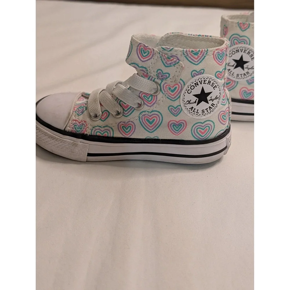 Converse Chuck Taylor All Star Infant Size 5 High Top Heart Print Sneakers White